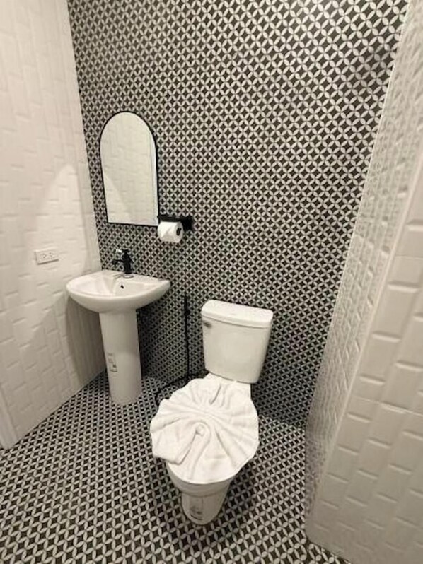 Chambre Double, véranda | Salle de bain | Douche, articles de toilette gratuits, serviettes fournies, savon