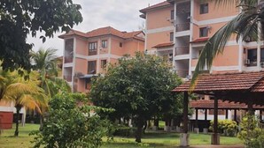 A residential building with multiple balconies and a covered walkway. - RR Homestay D' Awana Kijal (Kijal)