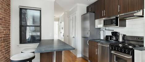 Frigorifero, microonde, forno, piano cottura