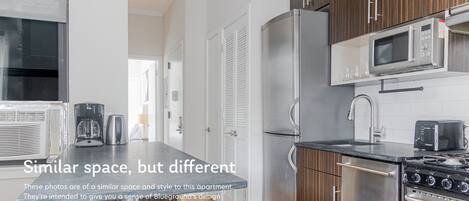 Réfrigérateur, four à micro-ondes, un four, surface de cuisson