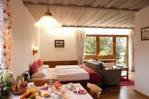 1 bedroom, bed sheets