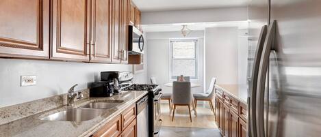 ثلاجة، ميكروويف، فرن، موقد طهي مسطح