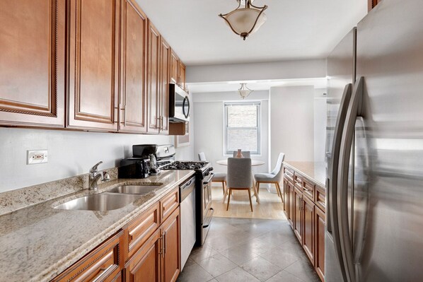 ثلاجة، ميكروويف، فرن، موقد طهي مسطح