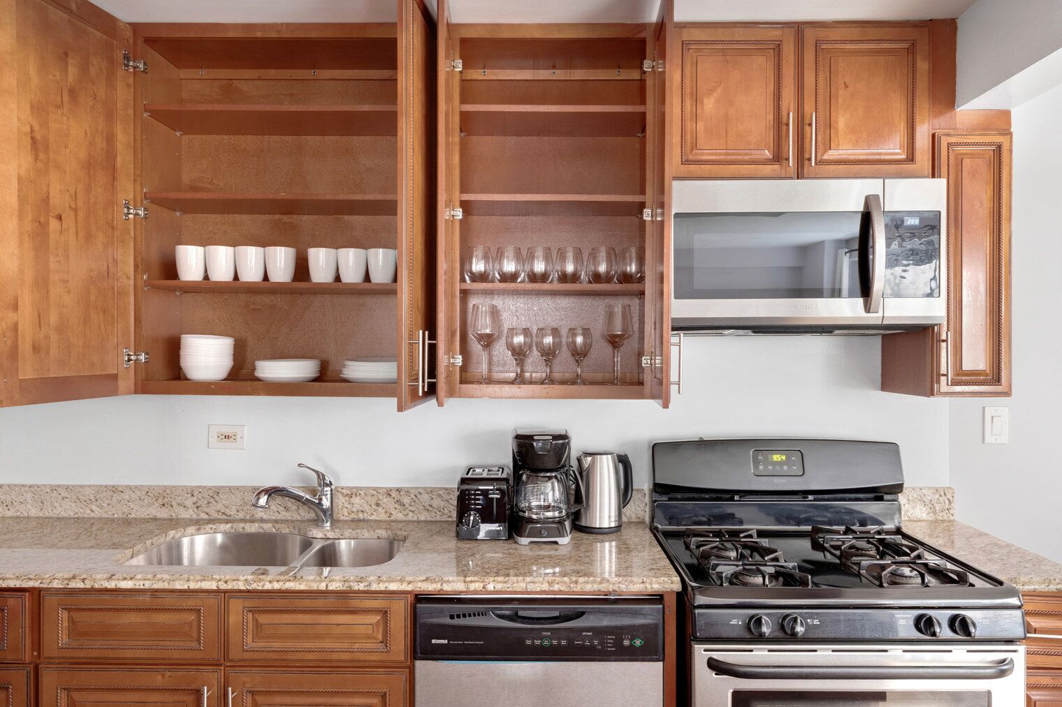 冷蔵庫、電子レンジ、オーブン、コンロ