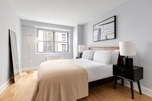 2 عدّة غرف نوم ومكواة/لوح كي وواي فاي وملاءات أسرّة