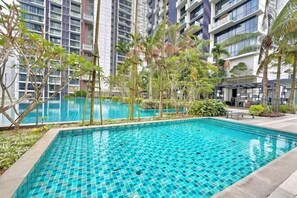 สระว่ายน้ำกลางแจ้ง