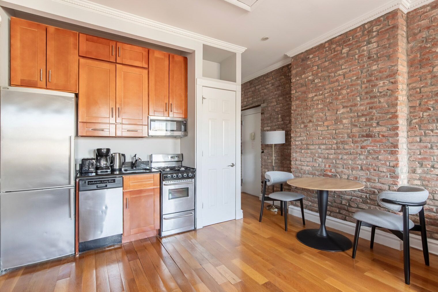 Kylskåp, mikrovågsugn, ugn och diskmaskin