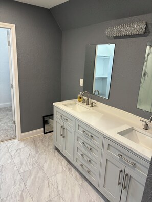 Douche, serviettes fournies, savon, papier toilette