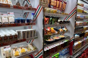 Un rayon d’épicerie où sont exposés divers produits alimentaires et boissons.
