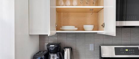 Réfrigérateur, four à micro-ondes, un four, surface de cuisson