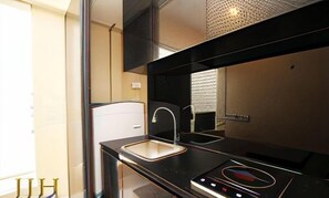 Private kitchen - JJH Serviced Apartments Near Serangoon MRT (Singapore)