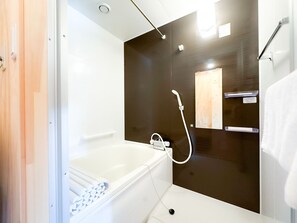Twin Room | Bathroom | Combined shower/bathtub, hair dryer, slippers, towels - SMA MO inn Omitama (Omitama)