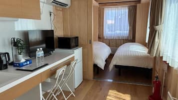 4 人部屋 | WiFi (無料)、ベッドシーツ