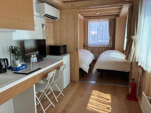 4 人部屋 | WiFi (無料)、ベッドシーツ