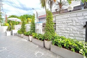 Garden - tropical private pool villa (Bangkok)