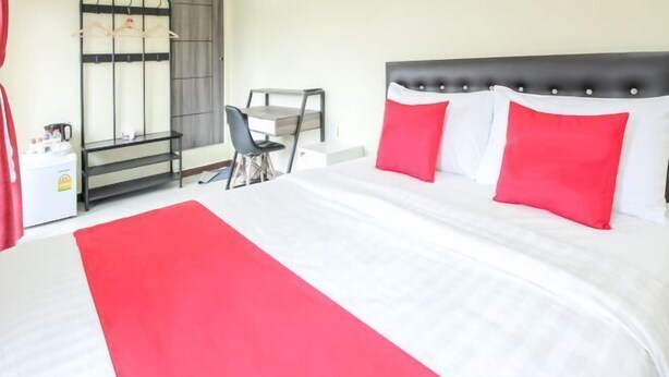 A hotel room with a large bed, a desk, and a chair. - 5 Diamond (Bangkok)