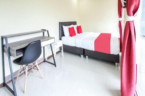 A modern hotel room with a bed, a desk, and a chair. - 5 Diamond (Bangkok)