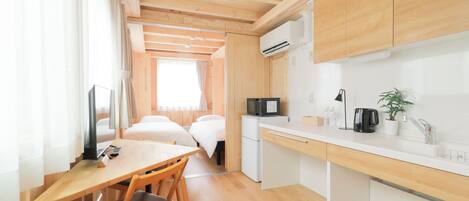 Fyrbäddsrum | Skrivbord, gratis wi-fi och sängkläder