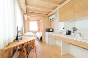 四人房 | 書桌、免費 Wi-Fi、床單