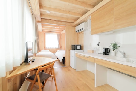 Quadruple Room | Desk, free WiFi, bed sheets