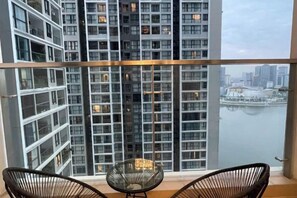 Un immeuble de grande hauteur offrant une vue sur une rivière et le paysage urbain.
