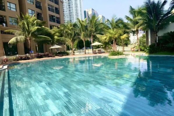 Hồ bơi ngoài trời