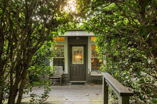 Terrace/patio - Five Ponds Lane- serene 3-bedroom home nestled in a professionally designed landscape oasis (Easley)