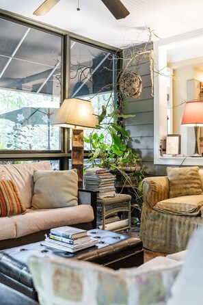 TV, books - Five Ponds Lane (Easley)