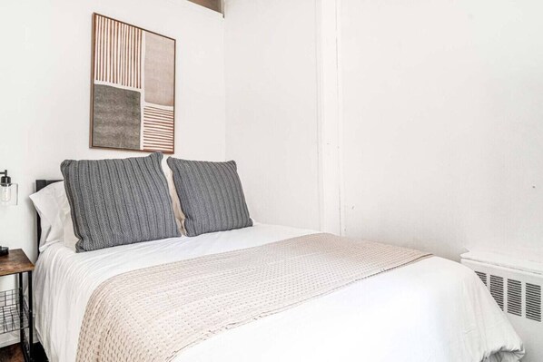 2 عدّة غرف نوم ومكواة/لوح كي وواي فاي مجانًا وملاءات أسرّة