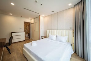 Down comforters, minibar, desk, blackout drapes - The Landmark Collection Suite (Ho Chi Minh City)