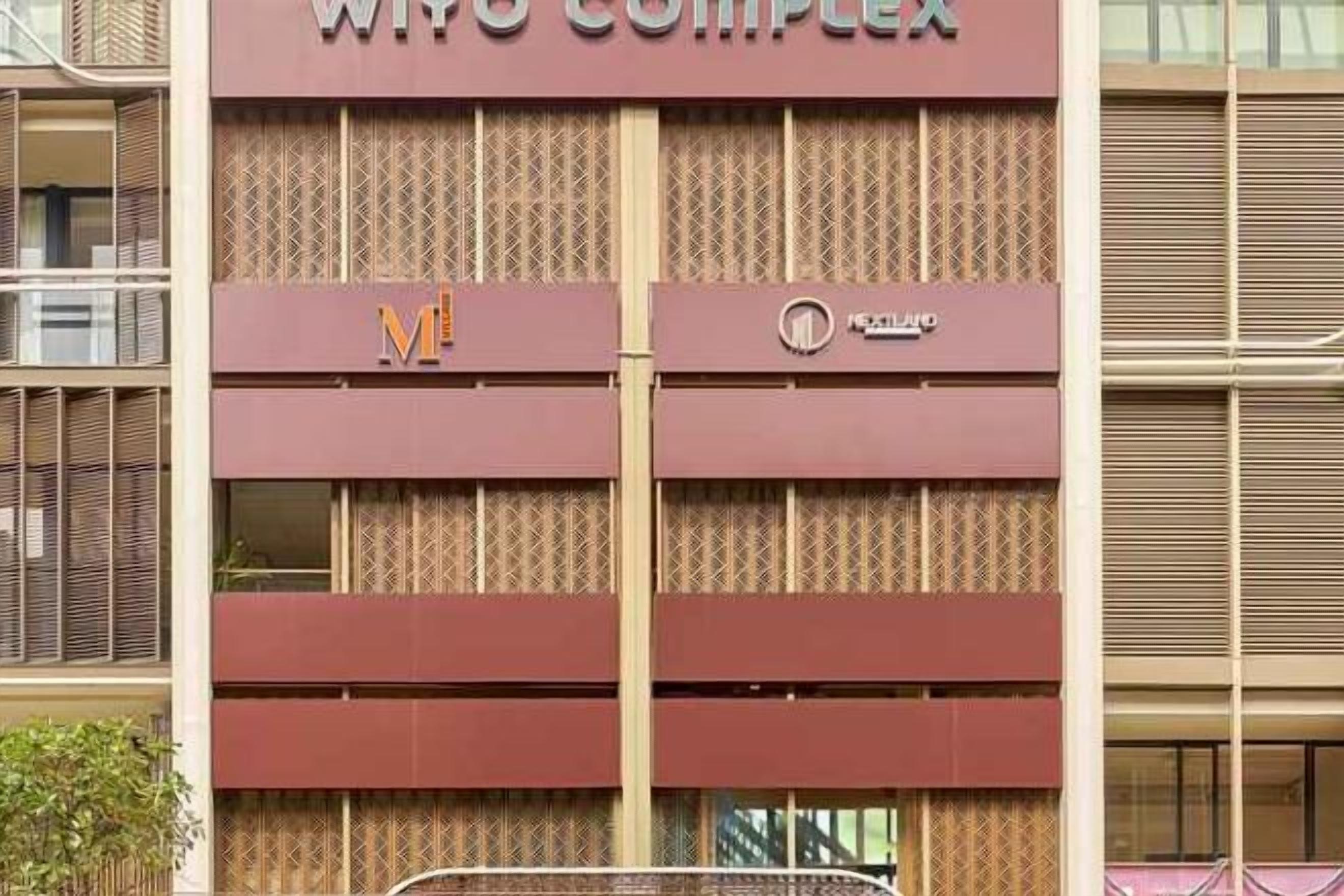 Un edificio a più piani con un cartello ben visibile che riporta 'W Hotel Complex'.