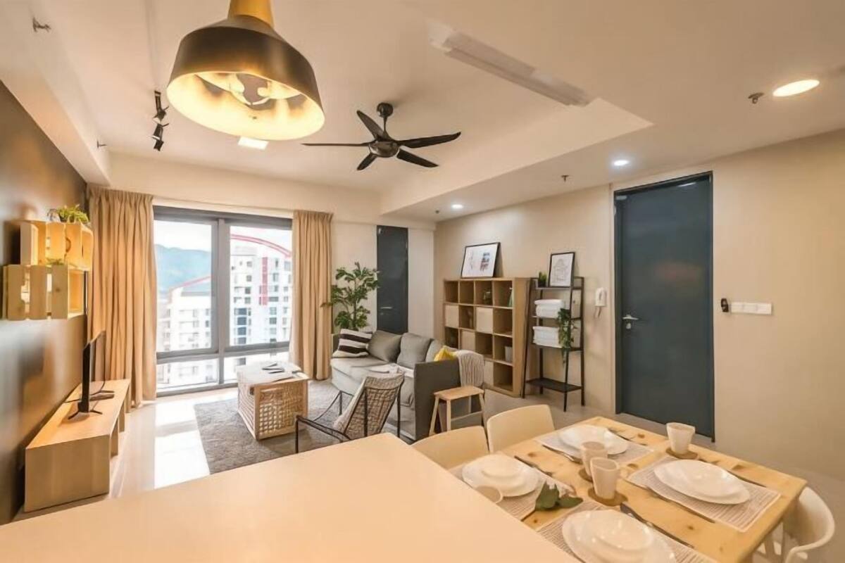 Un salon moderne comprenant un coin repas, un ventilateur de plafond et une vue sur un bâtiment à l’extérieur.