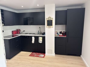 Refrigerador, lavavajillas y utensilios de cocina 