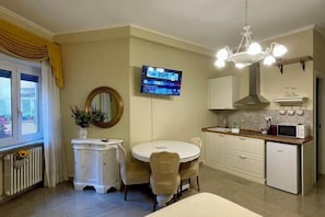 Cribs/infant beds