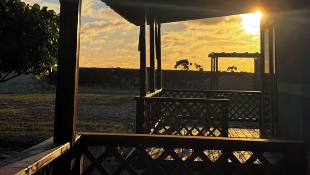 Een prieeltje met uitzicht op de zonsondergang.