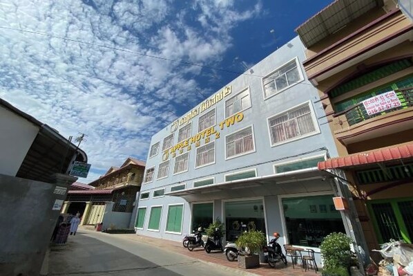 A multi-story building with a sign for 'Hotel Tanjung Puting No.' - Apple Hotel Two (Phnom Penh)