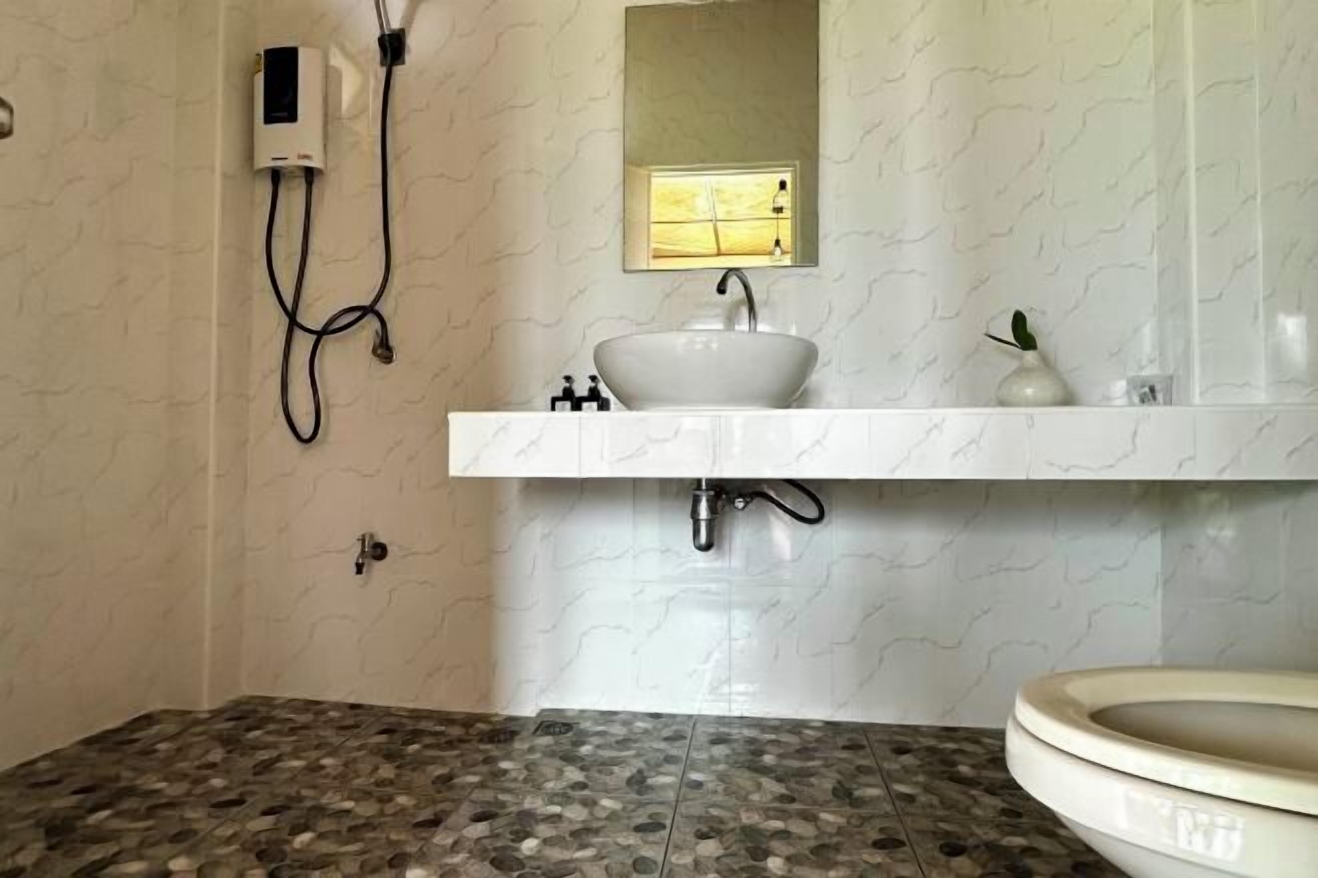 Free toiletries, hair dryer