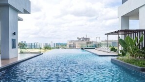 A rooftop swimming pool with a view of buildings in the distance. - Southkey Mosaic @ sweethome (Johor Bahru)