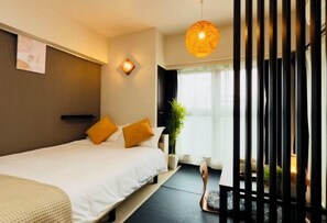 Une chambre d’hôtel moderne, équipée d’un lit, d’une lampe fixée au mur, d’une fenêtre avec des rideaux et d’une plante.