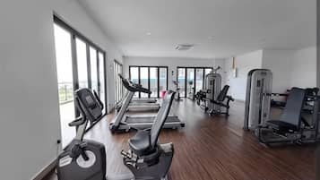 Academia com esteiras, elípticos e equipamentos de musculação.