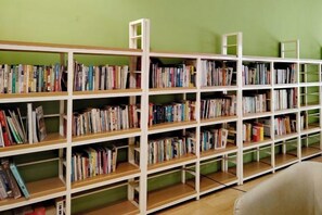 Una biblioteca con numerose scaffalature piene di libri.