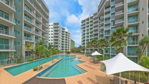 Una piscina al aire libre