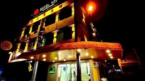 A multi-story building with a sign that reads "HOTEL". - Hota Inn Limbang (Limbang)