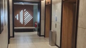 Ένας διάδρομος με μοντέρνο σχεδιασμό, που περιλαμβάνει έναν πάγκο και έναν πυροσβεστήρα.