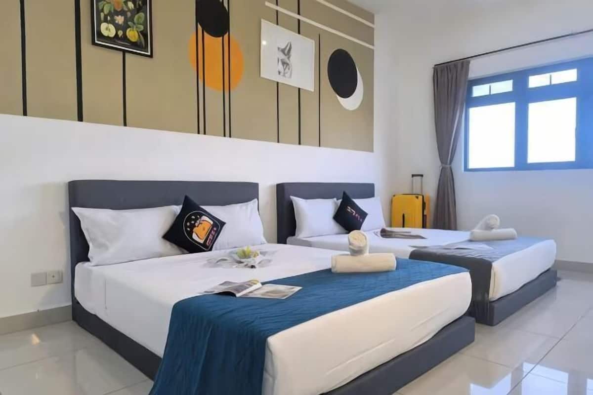 Ein Hotelzimmer mit zwei Betten, einem großen Fenster und moderner Einrichtung.