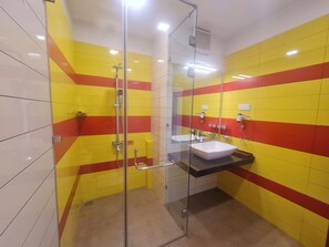 Shower, hair dryer, towels, soap - The Dorwin Heights (Kandy)