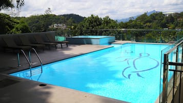Piscina externa, espreguiçadeiras