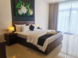 Deluxe Double Room, Mountain View | In-room safe, desk, free WiFi