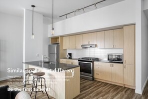 Réfrigérateur, four à micro-ondes, un four, lave-vaisselle