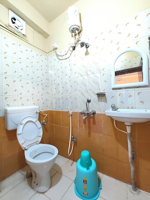Double Room | Bathroom | Shower, free toiletries, slippers, towels